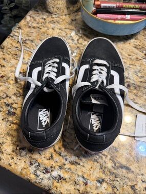 Vans kids black  & White Old Skool Skate Shoes size 4